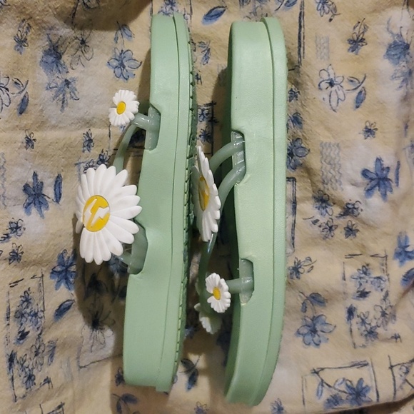 BNWT:  Green Rubber Sandals - Picture 4 of 6